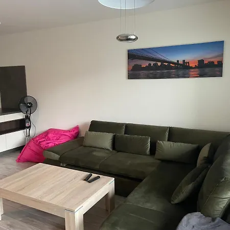 Garden Radnica - Private Parking Included شقة